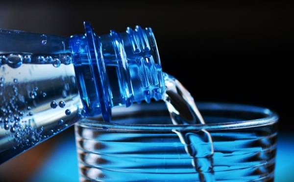 比自來水更臟！瓶裝水里全是塑料還致癌？終于真相了
